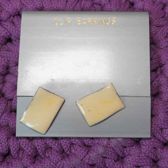 Vintage Womens Beige Silver Metal Square Stud Casual Clip On Earrings - Picture 1 of 2